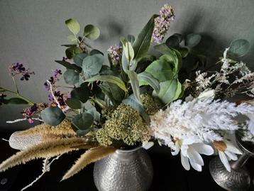 Groot boeket kunstbloemen tuinland beschikbaar voor biedingen