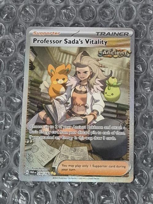 SIR Professor Sada's Vitality 256/182 Paradox Rift Scarlet &, Hobby en Vrije tijd, Verzamelkaartspellen | Pokémon, Zo goed als nieuw