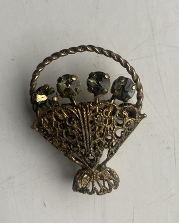 Vintage broche, mandje met stenen beschikbaar voor biedingen