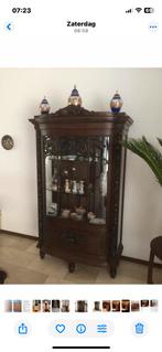 Eiken porceleinkast met snijwerk, Ophalen