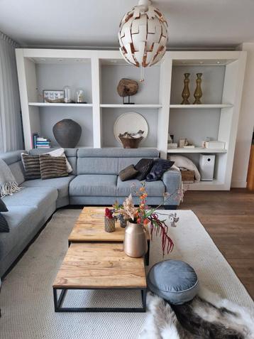 Grote witte wandkast met planken beschikbaar voor biedingen