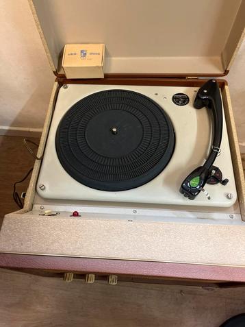 Vintage Triotrack Platenspeler beschikbaar voor biedingen