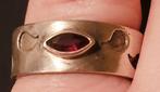 Brede, bewerkte zilveren ring met rood ovalen steentje, Ophalen of Verzenden, Rood, Zilver, Dame