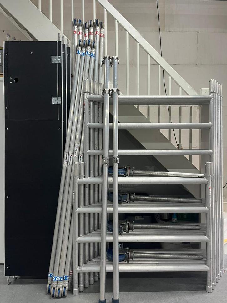 Skyworks rolsteiger met fiberdecks NIEUWSTAAT!8,2 werkhoogte, Doe-het-zelf en Verbouw, Steigers, Zo goed als nieuw, Rolsteiger of Kamersteiger