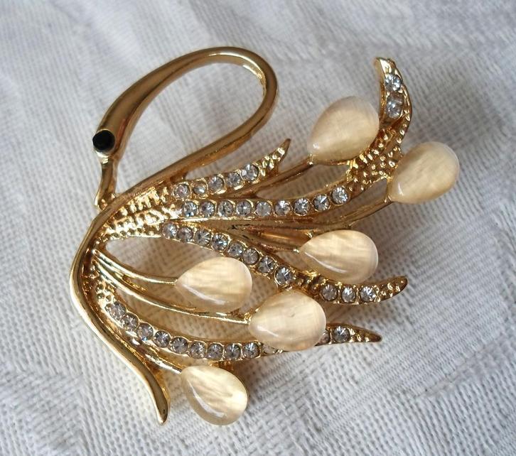 Broche zwaan met strass en parelmoer. Goudkleurig., Sieraden, Tassen en Uiterlijk, Broches, Zo goed als nieuw, Overige materialen