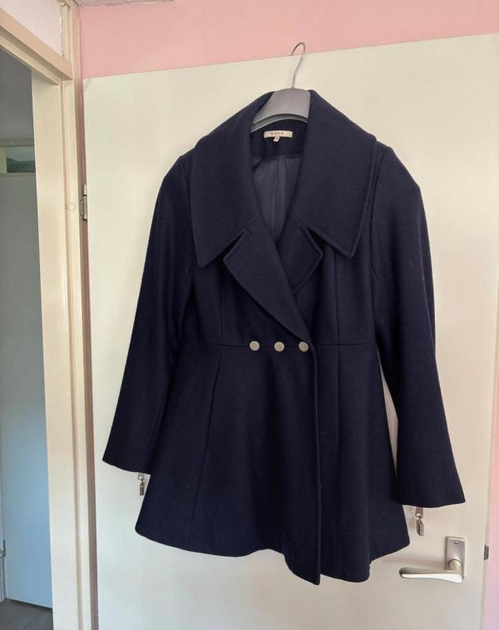 Prachtige mantel jas van Nikkie maat 42, Kleding | Dames, Jassen | Winter, Zo goed als nieuw, Maat 42/44 (L), Blauw, Ophalen of Verzenden