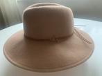 Beige Reserved wollen hoed, Kleding | Dames, Hoeden en Petten, Hoed, Ophalen of Verzenden, Zo goed als nieuw, 58 cm (L, 7¼ inch) of meer