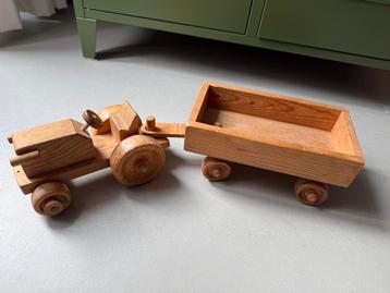 Houten Tractor met Kar beschikbaar voor biedingen