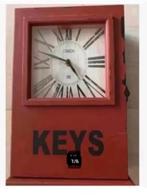 Brocante Mooie klok met sleutelkast KEYS rood, Antiek en Kunst, Curiosa en Brocante, Ophalen of Verzenden
