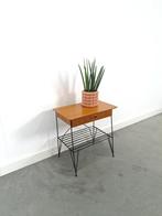String teak kastje met lade en stalen poten, nachtkastje, Gebruikt, Ophalen of Verzenden, 45 tot 65 cm, Minder dan 55 cm