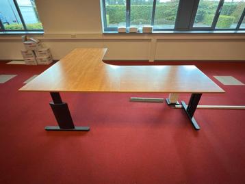 Instelbaar hoekbureau links 200x240/80xH64-86 cm, 4 stuks beschikbaar voor biedingen