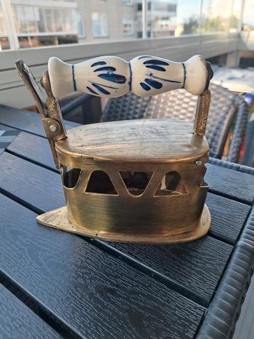 Antieke kopere kolen strijkijzer. beschikbaar voor biedingen