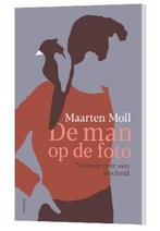 de man op de foto Maarten Moll 9789021489681, Ophalen of Verzenden, Gelezen