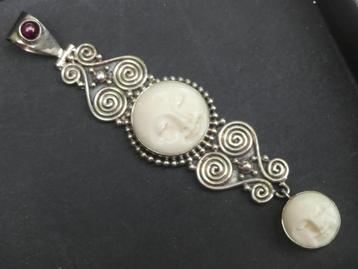 Zilveren hanger met gezichtjes  -   Godin Sajen beschikbaar voor biedingen