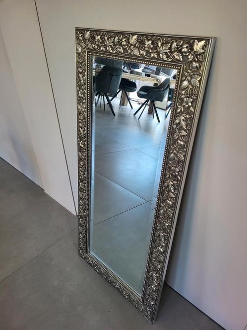 Zilverkleurige Spiegel met Sierlijke Lijst, Huis en Inrichting, Woonaccessoires | Spiegels, Zo goed als nieuw, 50 tot 75 cm, 150 tot 200 cm