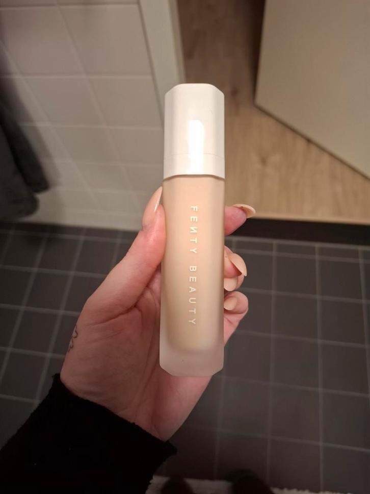 Fenty beauty foundation, Sieraden, Tassen en Uiterlijk, Uiterlijk | Cosmetica en Make-up, Nieuw, Gehele gezicht, Beige, Ophalen