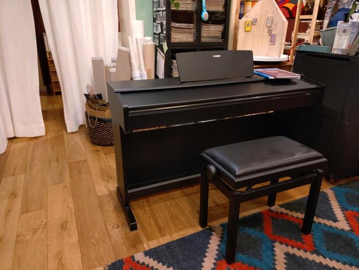 Zeer mooie digitale piano met kruk Yamaha YDP-144, Muziek en Instrumenten, Piano's, Zo goed als nieuw, Piano, Zwart, Digitaal