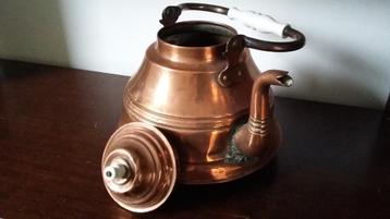 Voor liefhebber - roodkoperen ketel met porseleinen hengsel beschikbaar voor biedingen
