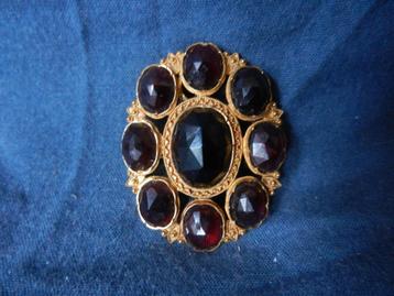 Geelgouden broche en hanger met 9 gefacetteerde granaten beschikbaar voor biedingen