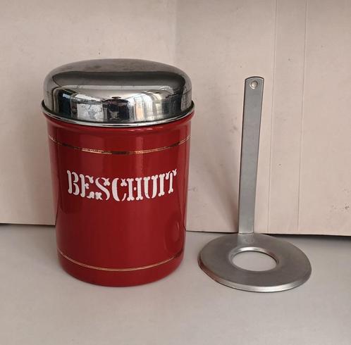 Rood BK emaille beschuitbus met ophaler en witte BK letters, Antiek en Kunst, Antiek | Emaille, Verzenden