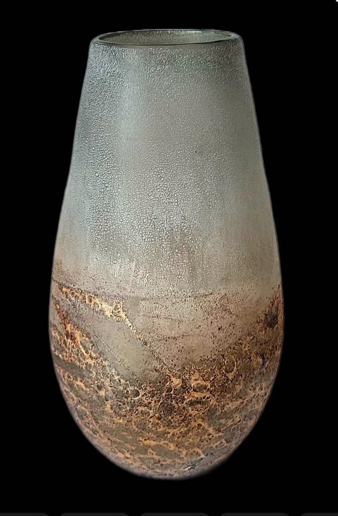 Rasteli frosted glazen vaas met goud-brons details, Antiek en Kunst, Antiek | Vazen, Ophalen of Verzenden