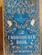 Het Geborduurde Boek - Kate Heartfield, Ophalen of Verzenden, Gelezen, Kate Heartfield