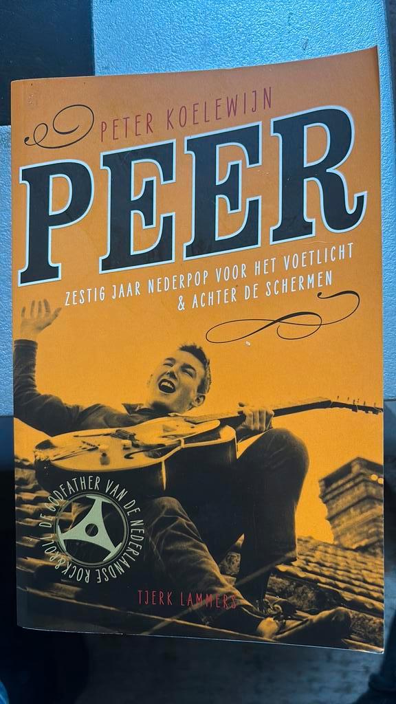 Peter Koelewijn - PEER. 60 jaar Nederpop. Mooi dik boek., Boeken, Biografieën, Zo goed als nieuw, Sport, Ophalen of Verzenden