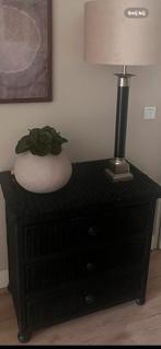 Zwart rotan ladenkastje, Huis en Inrichting, Slaapkamer | Nachtkastjes, Overige materialen, Gebruikt, Ophalen of Verzenden, 65 cm of meer