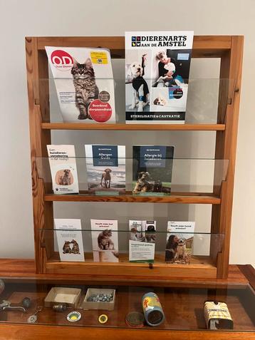 Houten wandrek voor folders / Folderrek / display beschikbaar voor biedingen