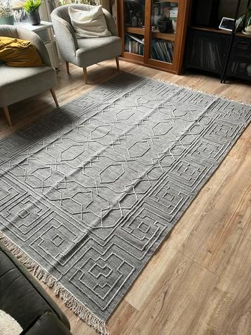 Vloerkleed grijs 170x240 cm beschikbaar voor biedingen