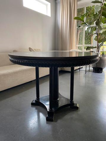 Zwarte houten vintage eettafel beschikbaar voor biedingen