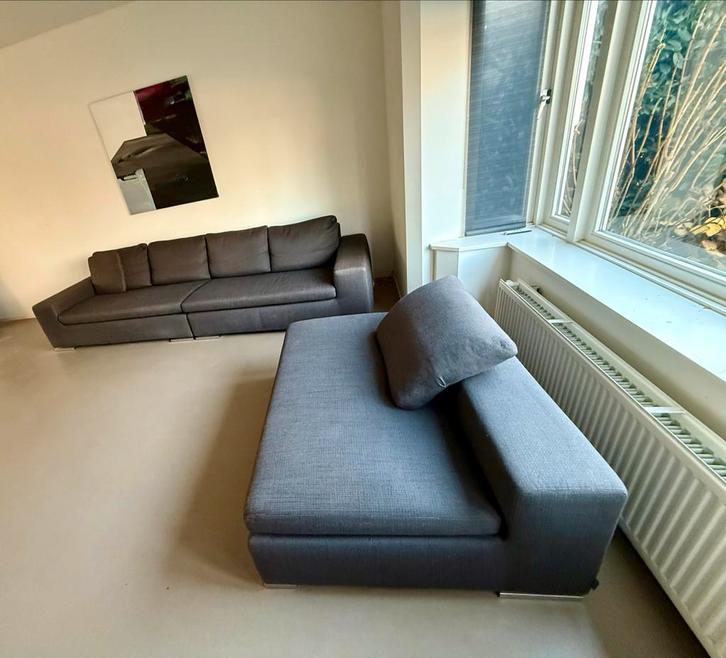 Grijze Minotti bank met losse chaise longue, Huis en Inrichting, Banken | Sofa's en Chaises Longues, Gebruikt, Vierpersoons of meer