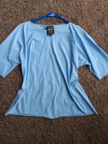 Lichtblauwe top van Irie (PAUW), stretchkwaliteit. Mt XL beschikbaar voor biedingen