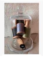 Mooie stolp met houten antieke klosjes 15 cm hoog, Ophalen of Verzenden