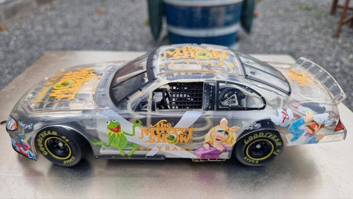 Dodge R/T NASCAR MUPPET Uitvoering., Hobby en Vrije tijd, Modelauto's | 1:24, Zo goed als nieuw, Ophalen of Verzenden