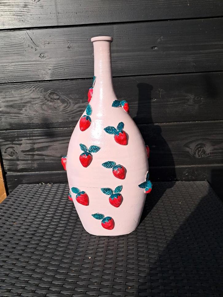 Handgemaakte Aardbeienvaas, Huis en Inrichting, Woonaccessoires | Vazen, Nieuw, Overige kleuren, Minder dan 50 cm, Aardewerk of Porselein