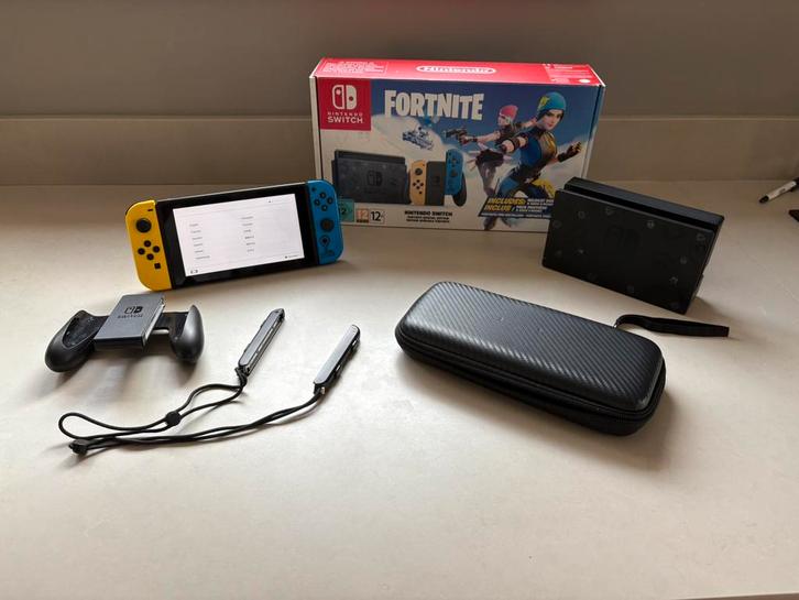 Nintendo switch fortnite edition, Spelcomputers en Games, Spelcomputers | Nintendo Switch, Zo goed als nieuw, Switch Original