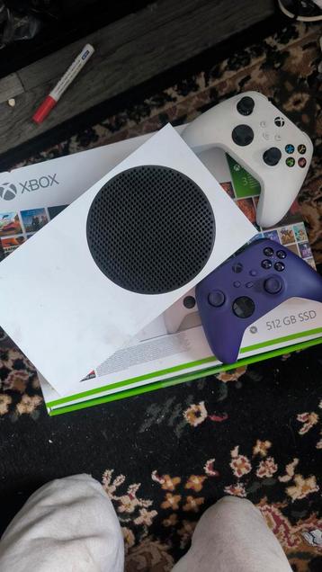 Xbox Series S met 2 controllers  beschikbaar voor biedingen