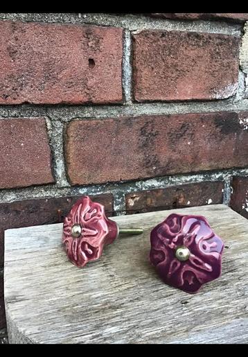 Twee stenen knopjes voor op kast. Aubergine kleurig. Steen. beschikbaar voor biedingen