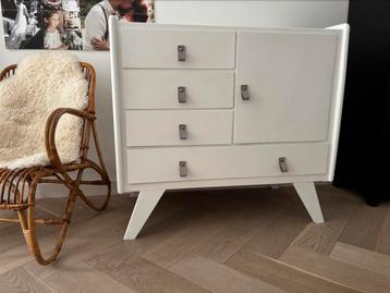 Vintage retro commode beschikbaar voor biedingen
