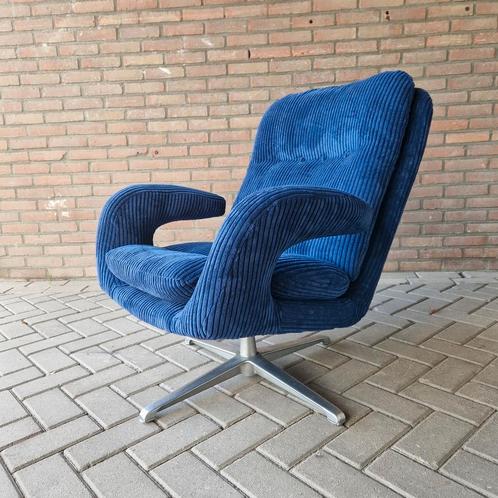Vintage fauteuil nieuw bekleed ribstof draaifauteuil, Huis en Inrichting, Fauteuils, Zo goed als nieuw, Metaal, Stof, 75 tot 100 cm