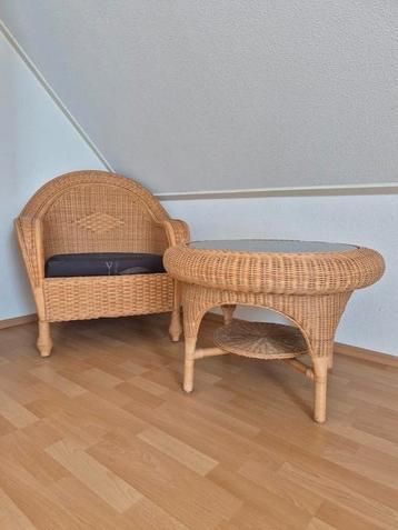 Rieten stoel met tafeltje beschikbaar voor biedingen