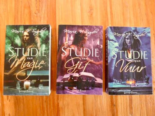 3 boeken Studie trilogie door Maria V. Snyder in nette staat, Boeken, Fantasy, Gelezen, Ophalen of Verzenden