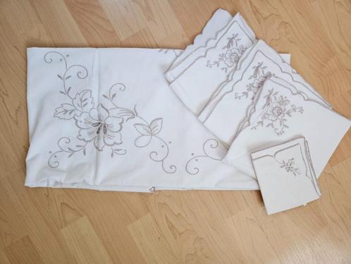 tafelkleed met 3 servetten met borduursel, Huis en Inrichting, Tafelkleden, Gebruikt, Rechthoek, Binnen, Ophalen of Verzenden