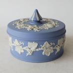 Wedgwood Englend. Jasperware dekseldoos met druivenranken., Antiek en Kunst, Antiek | Keramiek en Aardewerk, Verzenden
