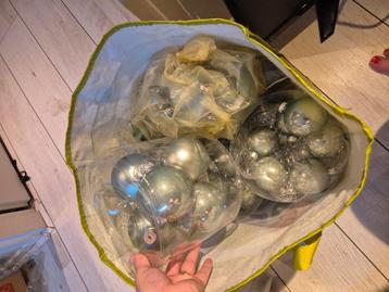 Complete tas kerstballen, slingers en bloemen beschikbaar voor biedingen