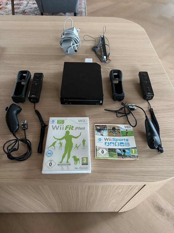 Nintendo Wii Fit Plus Pack - Zwart - Compleet, Spelcomputers en Games, Spelcomputers | Nintendo Wii, Zo goed als nieuw, Met 2 controllers