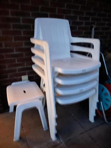 4 zeer degelijke stapelbare kunststof stoelen met voetenbank beschikbaar voor biedingen