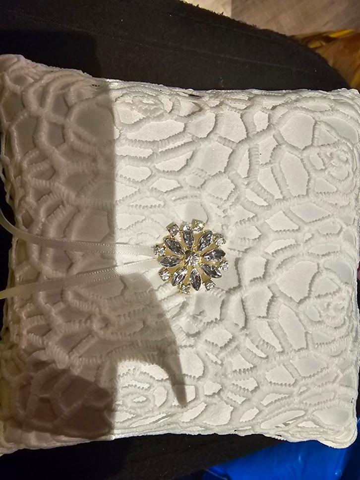 Ringkussen Bruiloft met Broche, Antiek en Kunst, Antiek | Kleden en Textiel, Ophalen of Verzenden
