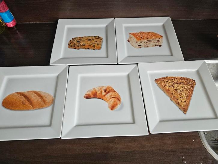 Borden Cosy en trendy bakkerij 't Stoepje., Huis en Inrichting, Keuken | Servies, Zo goed als nieuw, Bord(en), Overige stijlen